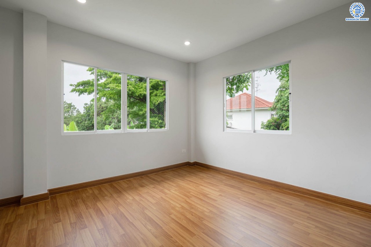 บ้านมือสองตกแต่งใหม่ ม.มณีรินทร์พาร์ค รัตนาธิเบศร์-ท่าอิฐ แบรนด์ Property Perfect เนื้อที่ 66.2 ตร.ว. ฟังก์ชัน 3 ห้องนอน 4 ห้องน้ำ 1 ห้องอเนกประสงค์ จอดรถได้ 2 คัน บนทำเลศักยภาพ เชื่อมต่อทั้ง ถนนรัตนาธิเบศร์ และถนนราชพฤกษ์ ใจกลาง 2 เซ็นทรัลฯ ใกล้ทางด่วนงามวงศ์วาน และรถไฟฟ้า "สถานีบางรักน้อยท่าอิฐ"